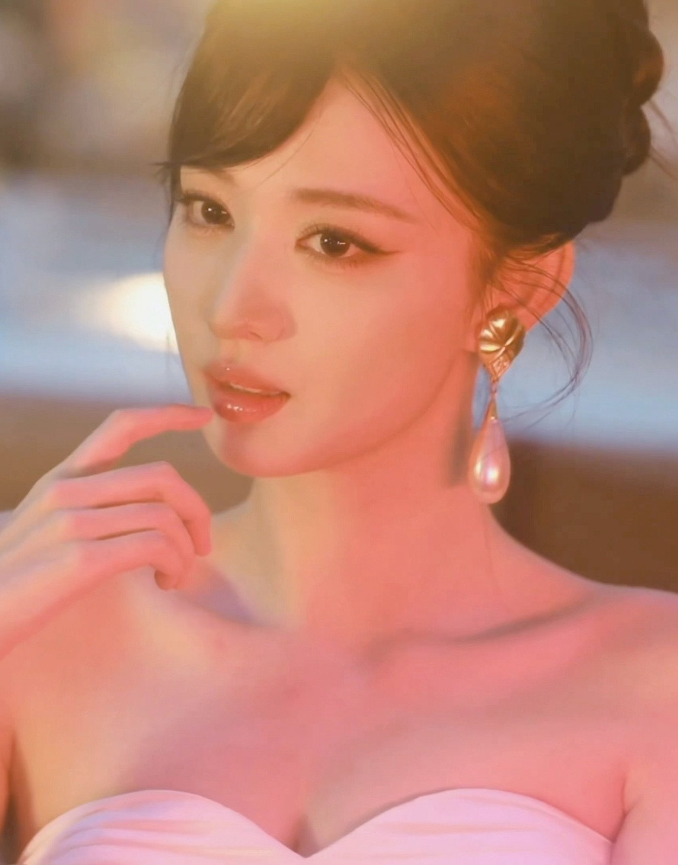 Trong Còn ra thể thống gì nữa, Vương Sở Nhiên vào vai Dữu Vãn Âm, vốn là người hiện đại xuyên không. Để bảo vệ mạng sống, cô trở thành yêu phi quyến rũ, mê hoặc hoàng đế Hạ Hầu Đạm do Thừa Lỗi thể hiện. Nội dung một thế giới có tới 3 người hiện đại đấu đá lẫn nhau, và nhân vật chính trong phim lại vốn là vai phản diện trong tiểu thuyết với góc nhìn hoàn toàn khác biệt khiến khán giả thích thú. Một tác phẩm khác của Vương Sở Nhiên cũng được quan tâm là Giây phút ấy quá giới hạn, đóng cùng Trương Lăng Hách với bối cảnh thời Dân quốc. Có thể thấy hai năm tiếp theo là thời điểm bùng nổ của Vương Sở Nhiên khi các dự án tiềm năng dần lên sóng.