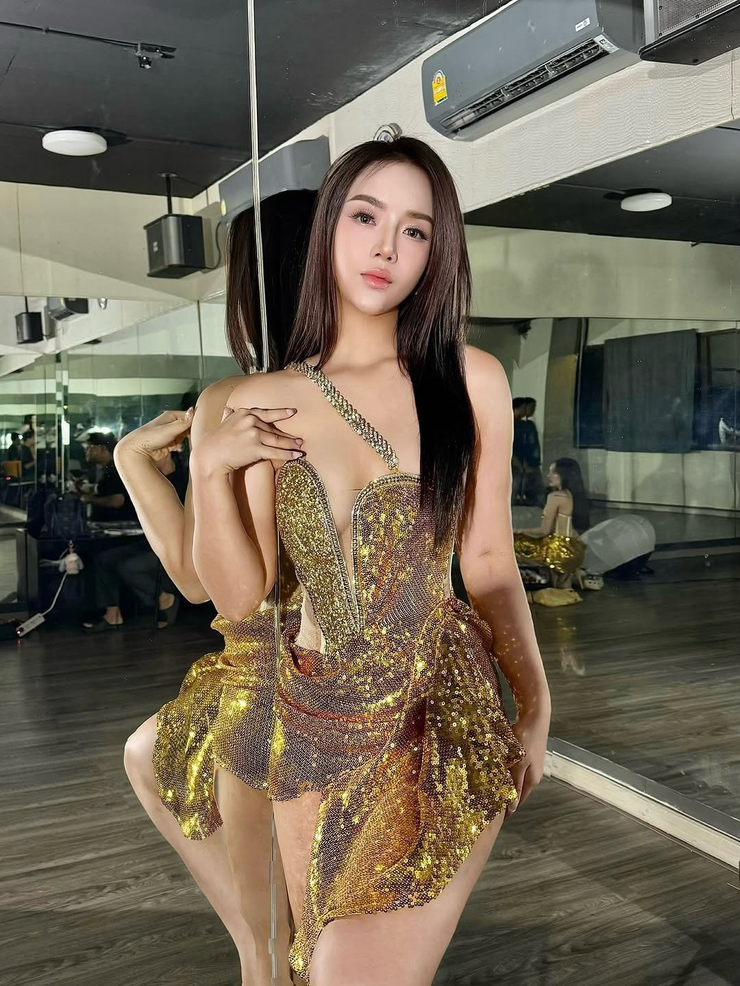 Phatcharamon Thepraksa có vóc dáng đầy đặn, quyến rũ. Trên mạng xã hội, cô tích cực tương tác với người theo dõi, chia sẻ câu chuyện truyền cảm hứng về nghị lực vượt qua xuất thân khó khăn.