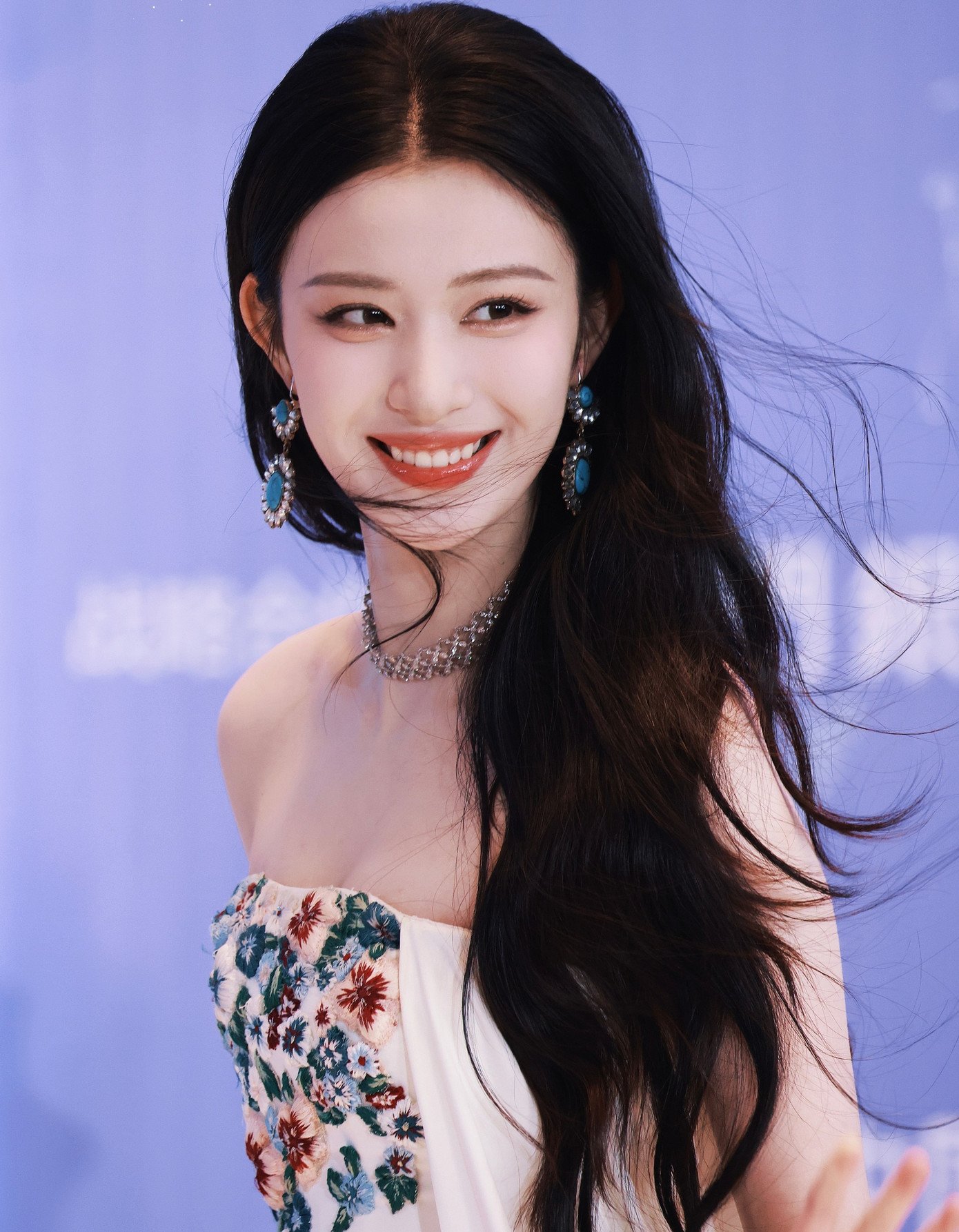 Tối 6/12, tại sự kiện Scream Night 2025 (Đêm hội Gào Thét) do nền tảng sản xuất và phát hành phim iQiYi tổ chức, nữ diễn viên Vương Sở Nhiên liên tục trở thành trung tâm gây chú ý với truyền thông và khán giả. Vương Sở Nhiên nổi bật với nhan sắc tuyệt mỹ. Cô cũng được khen ngợi có tính cách thân thiện, dễ mến khi liên tục trò chuyện với các đồng nghiệp như Lý Lan Địch, Thừa Lỗi, Ngao Thụy Bằng, Mạnh Tử Nghĩa.