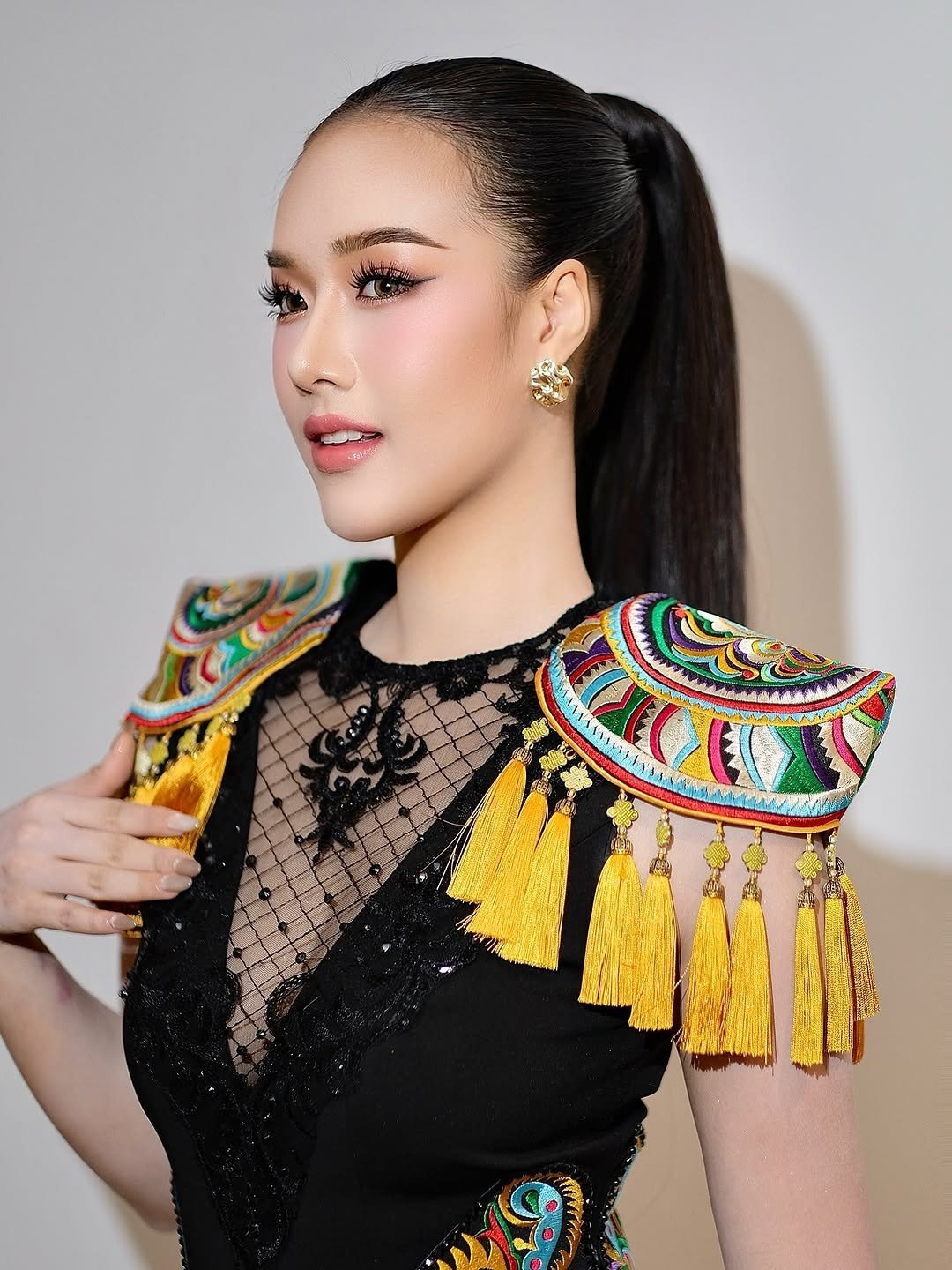 Phatcharamon Thepraksa không phải là người đẹp gốc Việt duy nhất từng tham gia Hoa hậu Hòa bình Thái Lan. Năm 2023, người đẹp Paulius Prajakrattanakul - đại diện tỉnh Nakhon Phanom giành ngôi Á hậu 5 Hoa hậu Hòa bình Thái Lan. Cô là con lai với 3 dòng máu Thái - Việt - Trung.