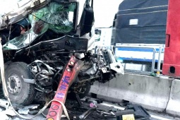 Tin tức trong ngày - Tai nạn nghiêm trọng trên đường cao tốc Bùng - Vạn Ninh, 2 người chết, 3 người bị thương