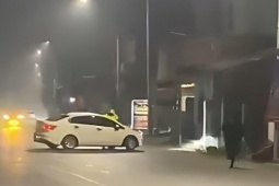 Nam tài xế vi phạm nồng độ cồn, còn liều lĩnh lao thẳng vào CSGT