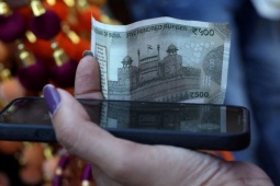 Rupee lao dốc không ngừng: Ai đang đẩy đồng tiền Ấn Độ vào vùng nguy hiểm?