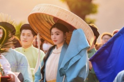 Lọ Lem gây chú ý khi diện Việt phục giữa phố đi bộ Hà Nội