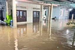 Nông dân mất trắng, nhà sập, công ty thủy lợi nói việc xả lũ đúng quy trình