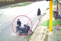 Clip: Trộm liều thò tay lấy đồ trên xe, bị chó cắn chạy "vắt giò lên cổ"