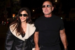 Thời trang - Lauren Sanchez diện áo khoác da hot trend đi chơi đêm với Jeff Bezos