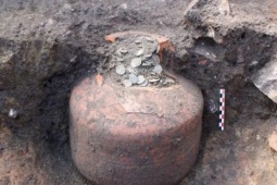 Phát hiện 3 chiếc bình chứa "kho báu" khổng lồ chôn dưới sàn nhà