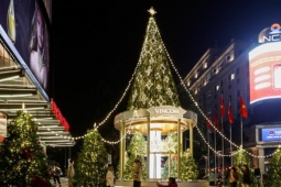 Trung tâm thương mại Hà Nội trang trí Giáng sinh bắt mắt, hút khách tham quan