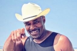 Ông lão U80 được ngưỡng mộ vì vẻ cường tráng, trẻ trung như thanh niên