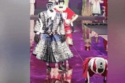 Độc đáo: Robot hình người biểu diễn thời trang, nhảy múa như vũ công...