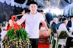 Bạn trẻ - Cuộc sống - Nhà trai ở Phú Thọ hăm hở gánh lễ sang hàng xóm hỏi cưới gây sốt mạng