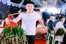 Nhà trai ở Phú Thọ hăm hở gánh lễ sang hàng xóm hỏi cưới gây sốt mạng