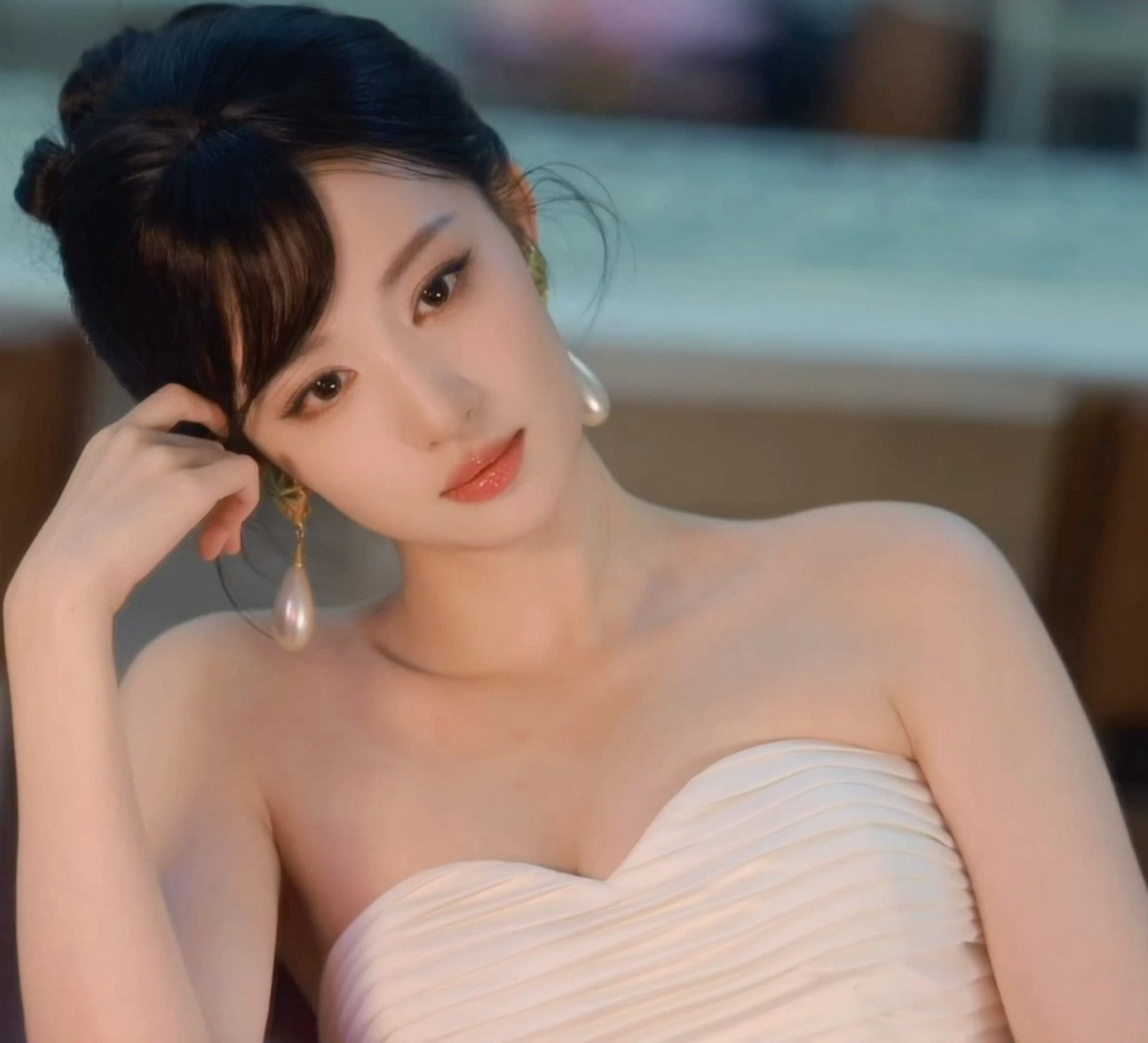 Theo thống kê từ trang QQ, các chủ đề về Vương Sở Nhiên thu hút hơn 60 triệu lượt đọc, hàng chục triệu khán giả bày tỏ sự ngưỡng mộ trước sắc vóc của nữ diễn viên. Bên cạnh đó, công chúng còn thích thú khi Vương Sở Nhiên thể hiện trạng thái tự nhiên khi tương tác với đồng nghiệp, không giữ vẻ mặt lạnh lùng, khó gần như trong những lần xuất hiện trước.