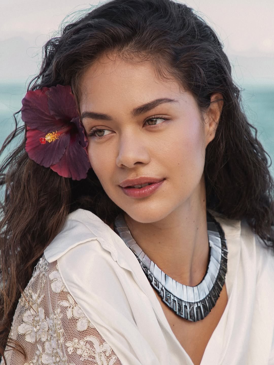 Hinaupoko Deveze nằm trong nhóm thí sinh sáng giá cho vương miện được đánh giá cao ngay từ đầu cuộc thi. Tuy nhiên, việc cô đăng quang vẫn gây bất ngờ. Trước đó, nhiều người dự đoán các người đẹp đại diện vùng Île de France và Nord-Pas-de-Calais sẽ đăng quang.