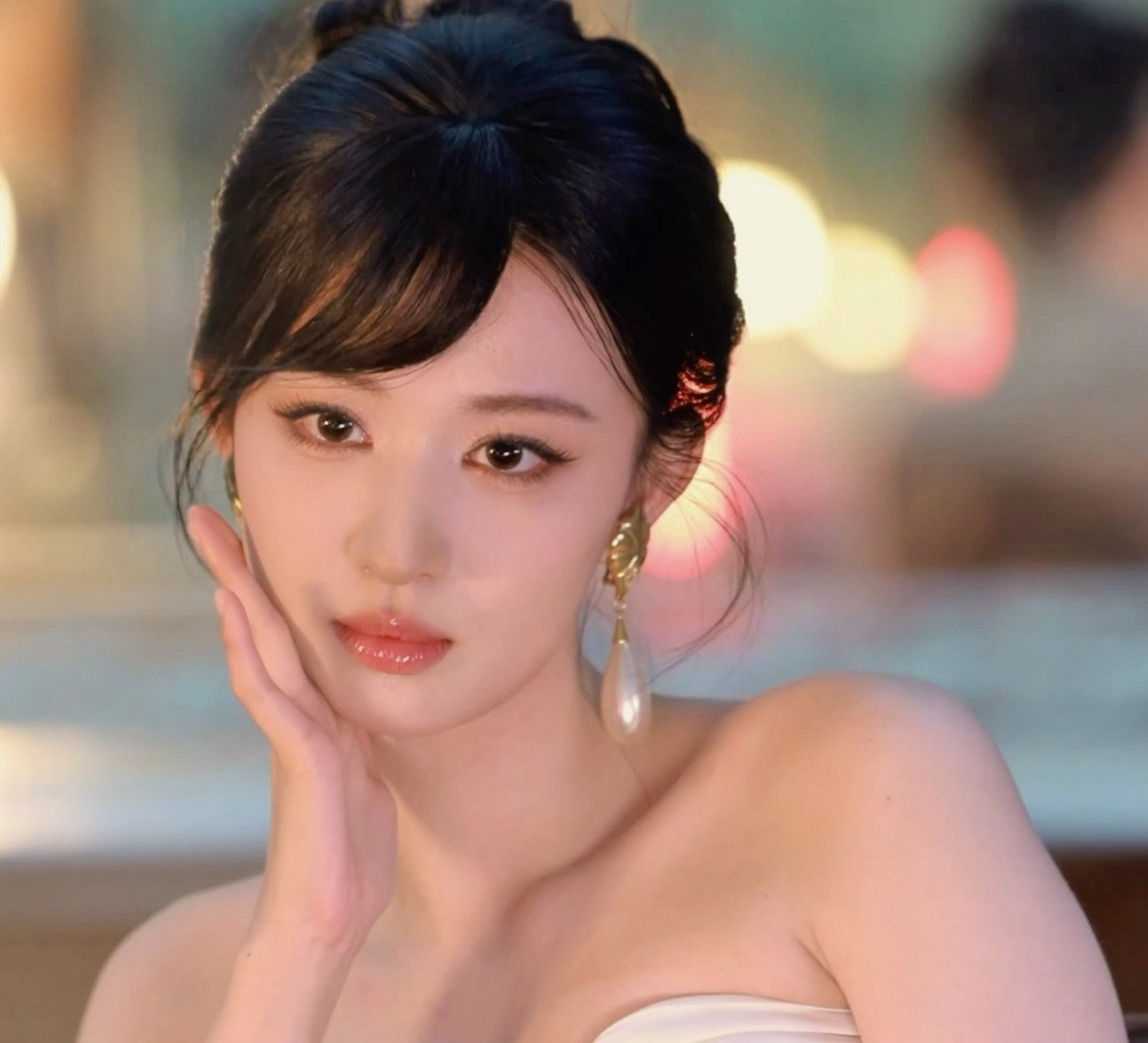 Theo thống kê từ trang QQ, các chủ đề về Vương Sở Nhiên thu hút hơn 60 triệu lượt đọc, hàng chục triệu khán giả bày tỏ sự ngưỡng mộ trước sắc vóc của nữ diễn viên. Bên cạnh đó, công chúng còn thích thú khi Vương Sở Nhiên thể hiện trạng thái tự nhiên khi tương tác với đồng nghiệp, không giữ vẻ mặt lạnh lùng, khó gần như trong những lần xuất hiện trước.