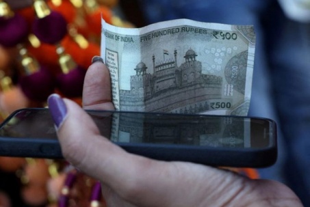 Rupee lao dốc không ngừng: Ai đang đẩy đồng tiền Ấn Độ vào vùng nguy hiểm?