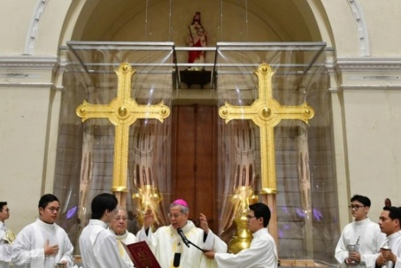 Trưng bày hai Thánh giá 400 kg mạ vàng ở Nhà thờ Đức Bà