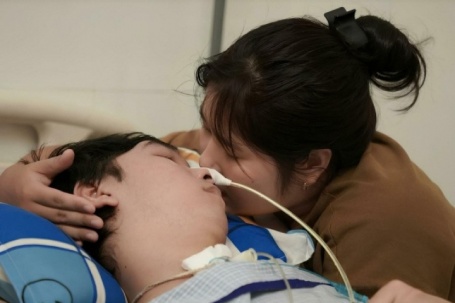 Cô gái 21 tuổi gồng gánh chăm bạn trai đột quỵ