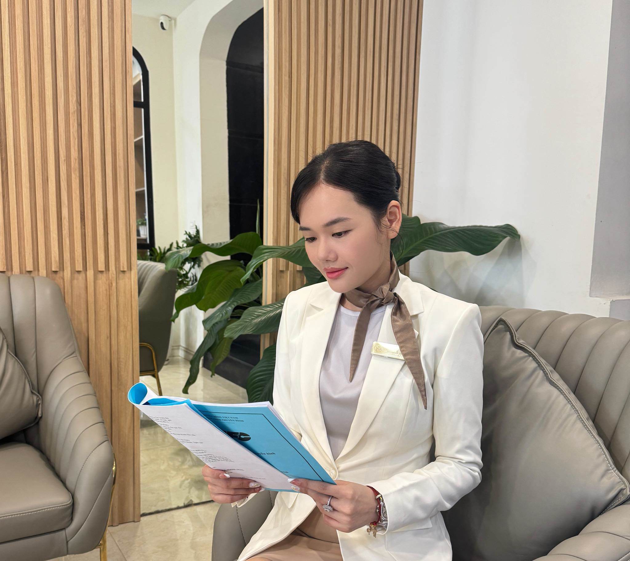 Nữ nhân viên bị "ghét cay ghét đắng" trong Gió ngang qua khoảng trời xanh - 6