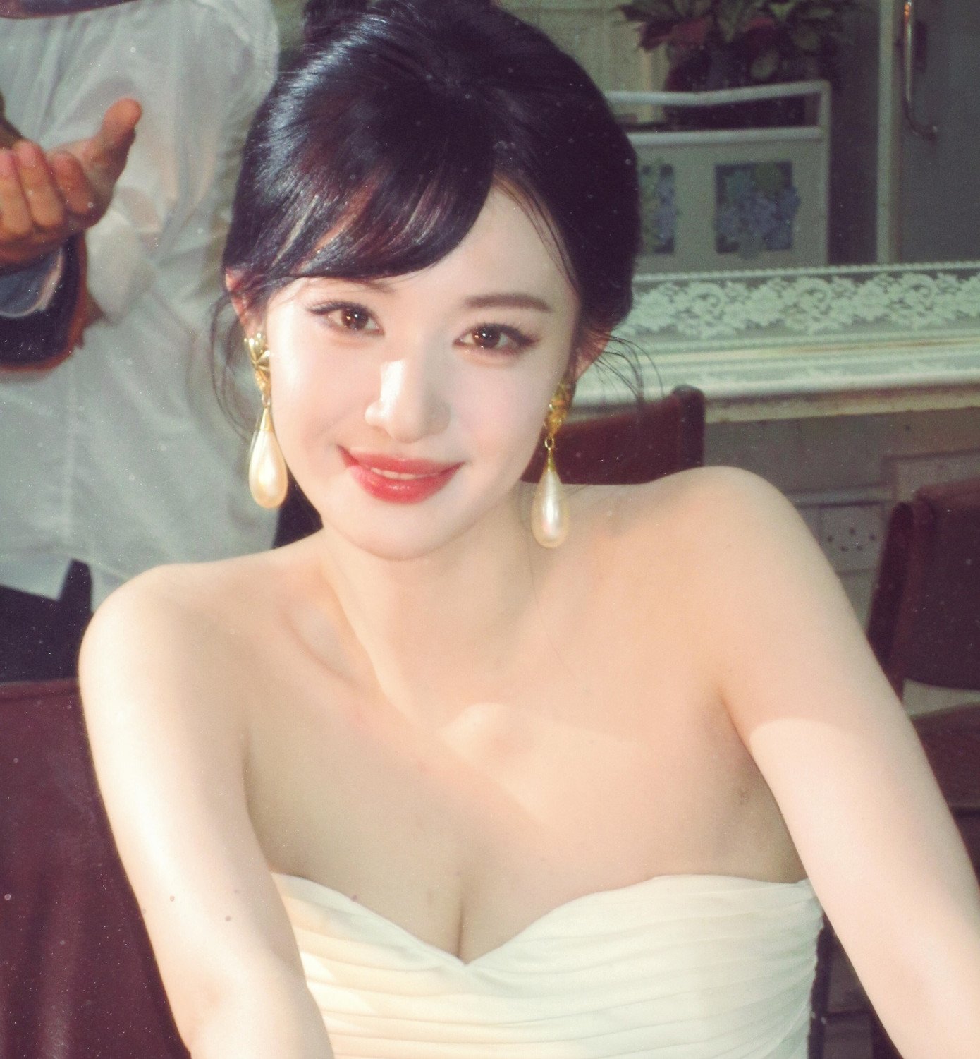 "Tôi cứ nghĩ cô ấy là mỹ nữ an tĩnh, khó gần", "Vương Sở Nhiên lộ bộ mặt thật rồi, nhưng tôi càng yêu thích hình ảnh này của cô ấy hơn", "Ngao Thụy Bằng và Vương Sở Nhiên cười gì mà vui vẻ vậy?", "Tôi rất thích nhìn Vương Sở Nhiên và Thừa Lỗi quảng bá phim cùng nhau, chờ đón tác phẩm Còn ra thể thống gì nữa", "Không ngờ tính cách của Vương Sở Nhiên lại hài hước như vậy", "Vương Sở Nhiên quá đẹp, xứng đáng mỹ nữ đẹp nhất lứa tiểu hoa 95", là những bình luận nhận được hàng nghìn lượt đồng tình trên Weibo.