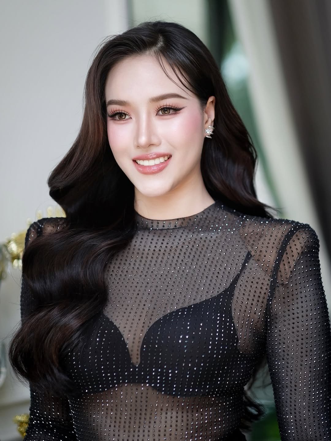 "Từ nhỏ tôi đã nghe mẹ kể rất nhiều về Việt Nam, về con người, về quê hương, và đặc biệt là tình cảm to lớn mà bà dành cho mảnh đất này", Phatcharamon chia sẻ trong bài viết đăng trên trang Instagram cá nhân có hơn 10.000 người theo dõi.