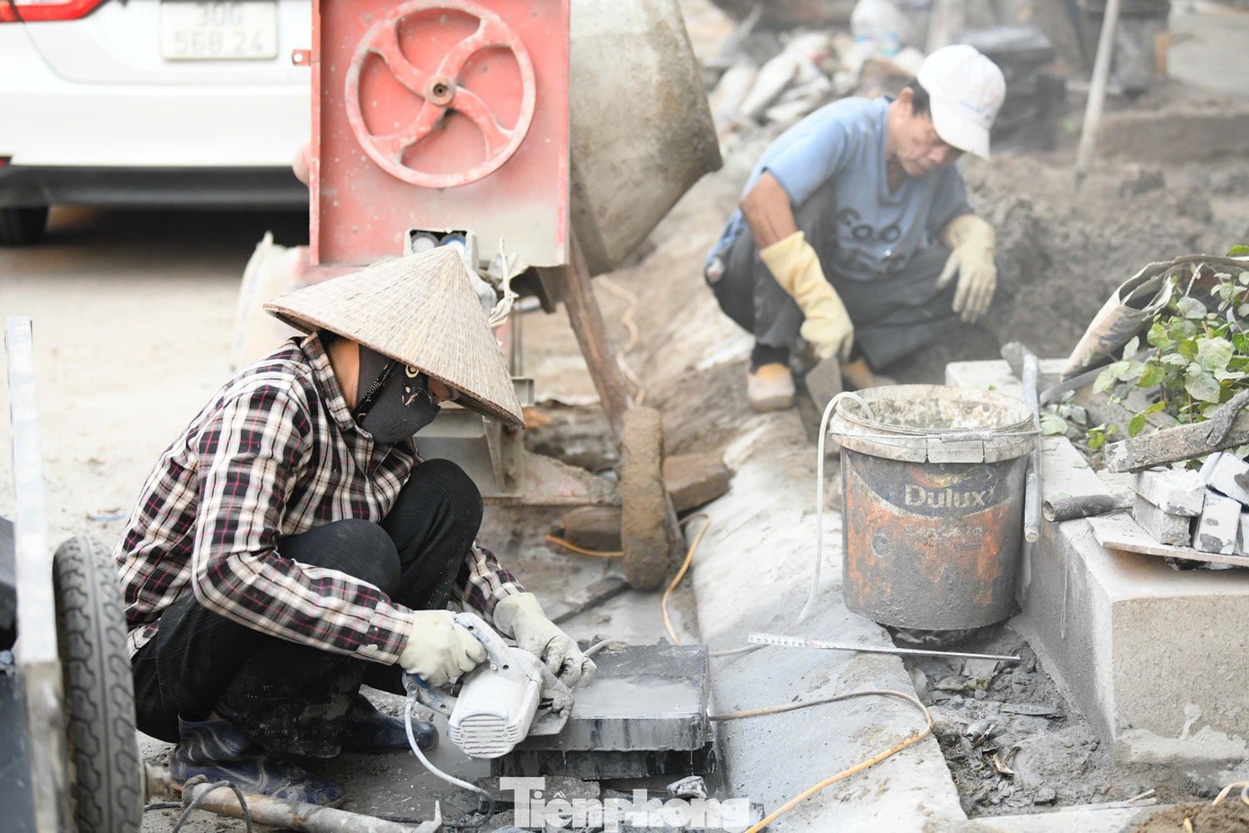 Cuối năm cũng là dịp các đơn vị thi công lát vỉa hè. Việc cắt gạch, tập kết vật liệu trên phố - đây là một trong những nguyên nhân góp phần khiến không khí trở nên ô nhiễm, ngột ngạt và khó thở. Hình ảnh ghi nhận tại tuyến đường Trung Hòa