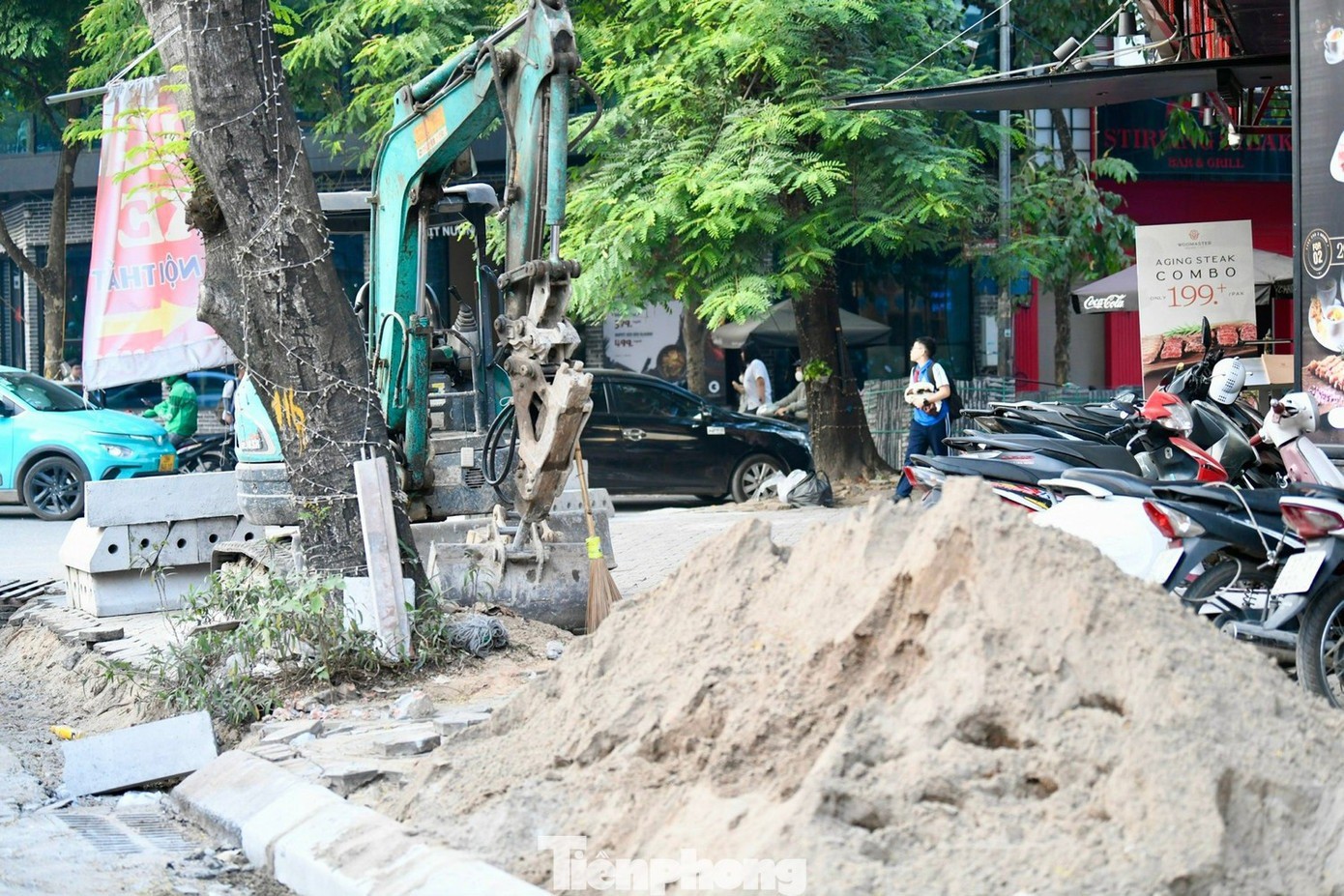 Cuối năm cũng là dịp các đơn vị thi công lát vỉa hè. Việc cắt gạch, tập kết vật liệu trên phố - đây là một trong những nguyên nhân góp phần khiến không khí trở nên ô nhiễm, ngột ngạt và khó thở. Hình ảnh ghi nhận tại tuyến đường Trung Hòa