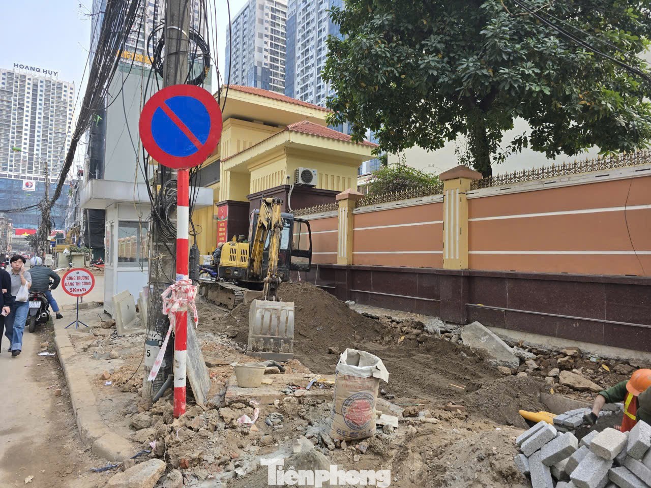 Tại khu vực đường Nguyễn Tuân, UBND phường Thanh Xuân đang triển khai dự án cải tạo nâng cấp tuyến đường Nguyễn Tuân. Ghi nhận chiều ngày 8/12 cho thấy, công trường dự án không có bạt che, không được tưới nước để giảm bụi. Thậm chí, khi phá dỡ công trình đơn vị thi công cũng không có bạt che, nguy cơ mất an toàn cho người dân.