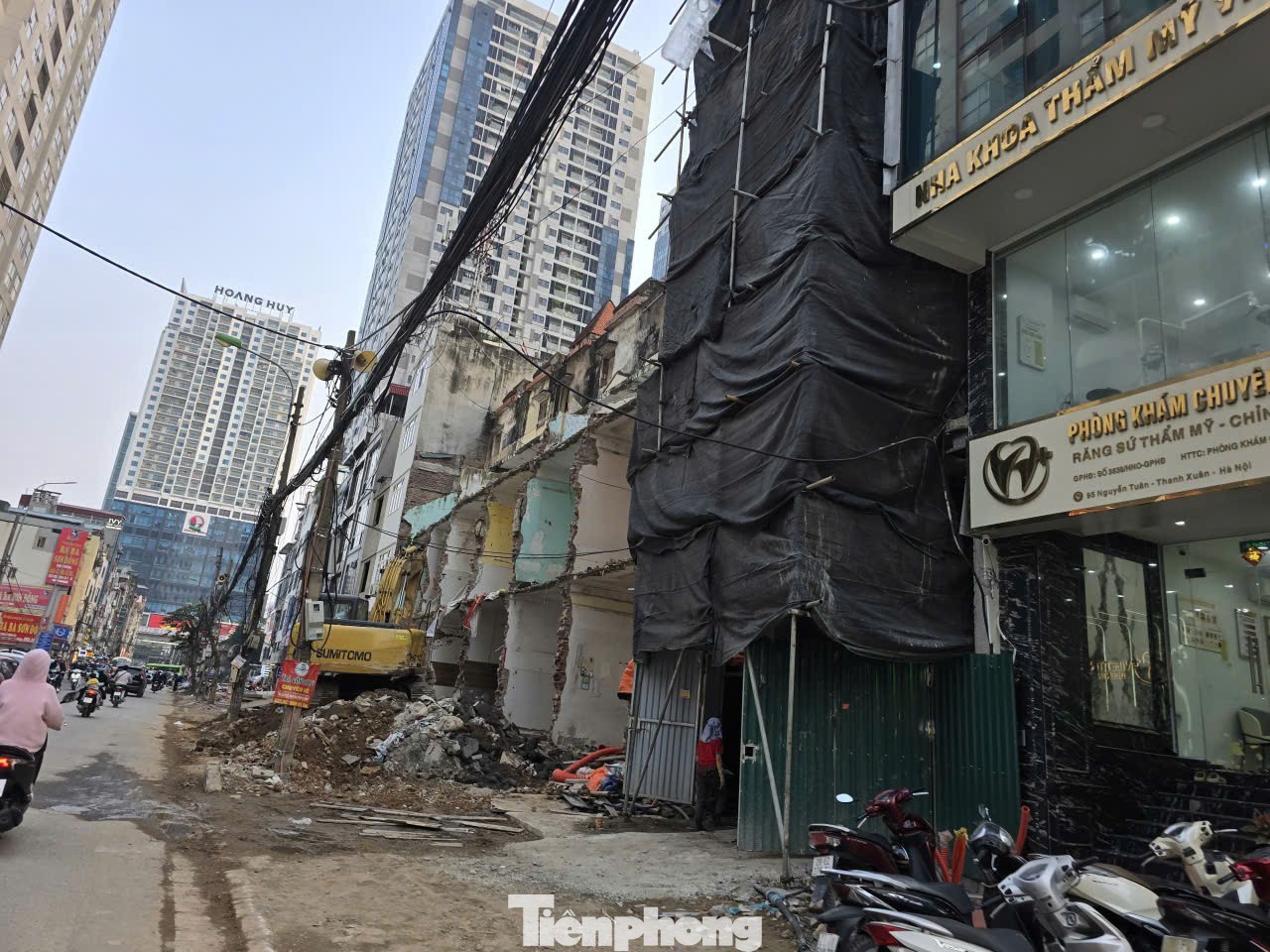 Tại khu vực đường Nguyễn Tuân, UBND phường Thanh Xuân đang triển khai dự án cải tạo nâng cấp tuyến đường Nguyễn Tuân. Ghi nhận chiều ngày 8/12 cho thấy, công trường dự án không có bạt che, không được tưới nước để giảm bụi. Thậm chí, khi phá dỡ công trình đơn vị thi công cũng không có bạt che, nguy cơ mất an toàn cho người dân.