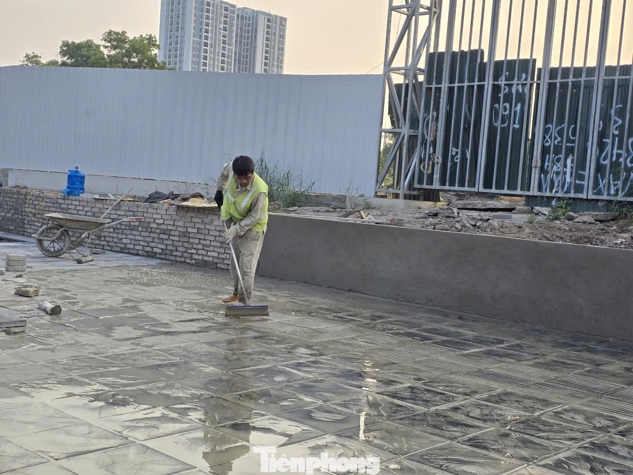 Tương tự, vỉa hè đường Nguyễn Xiển (phường Thanh Liệt) đang được chủ đầu tư cải tạo, nâng cấp. Tuy nhiên, đơn vị thi công không có biện pháp đảm bảo an toàn, giảm bụi.