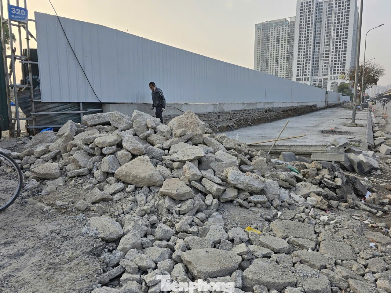 Tương tự, vỉa hè đường Nguyễn Xiển (phường Thanh Liệt) đang được chủ đầu tư cải tạo, nâng cấp. Tuy nhiên, đơn vị thi công không có biện pháp đảm bảo an toàn, giảm bụi.