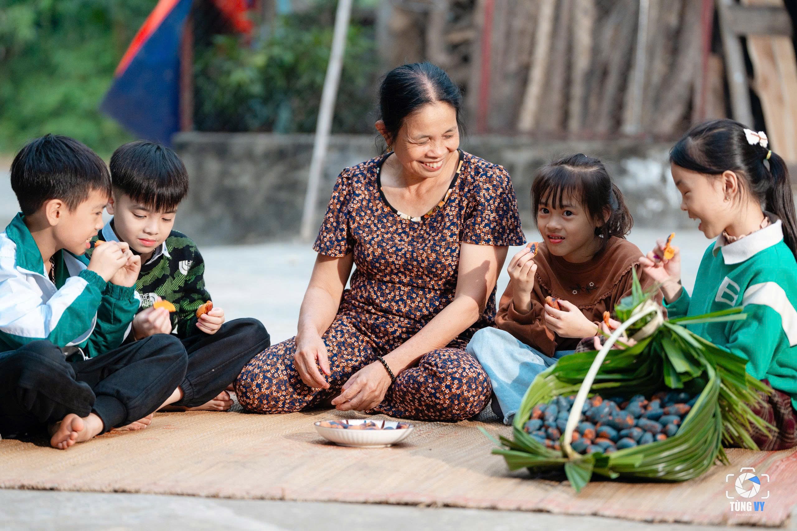 Thứ quả đen sì mọc đầy đồi núi Phú Thọ, đến mùa thành đặc sản gây nghiện - 10