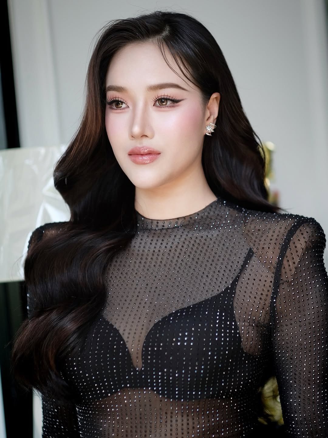 "Từ nhỏ tôi đã nghe mẹ kể rất nhiều về Việt Nam, về con người, về quê hương, và đặc biệt là tình cảm to lớn mà bà dành cho mảnh đất này", Phatcharamon chia sẻ trong bài viết đăng trên trang Instagram cá nhân có hơn 10.000 người theo dõi.