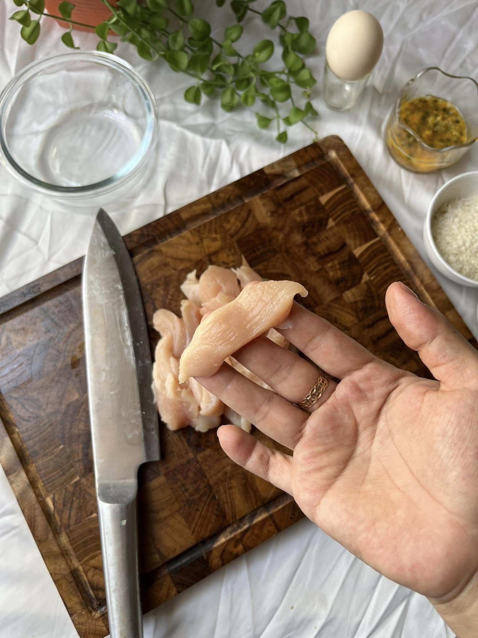 Ức gà rửa sạch, thái sợi dài, ướp với hạt nêm khoảng 20 phút cho thấm.