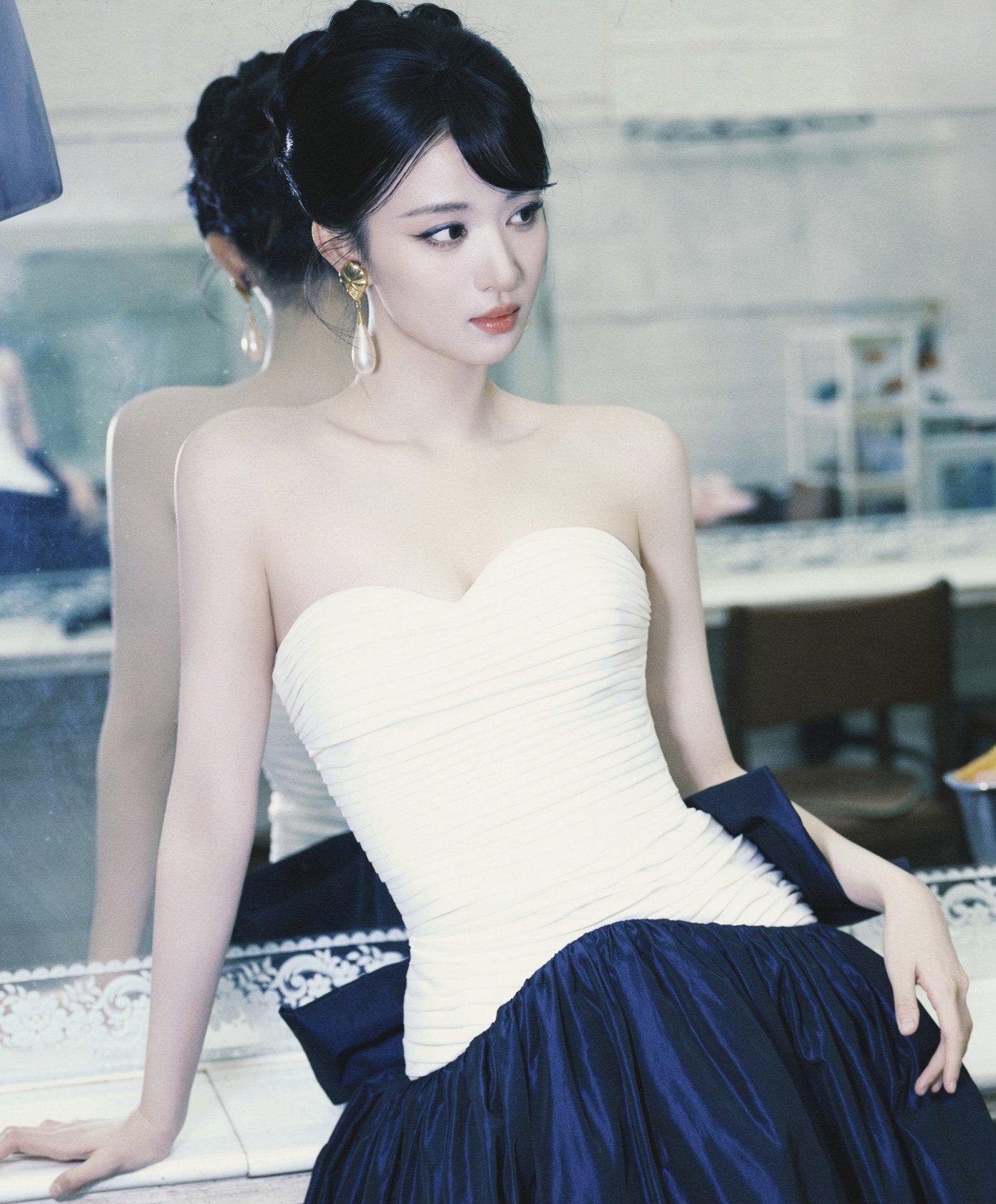 Theo QQ, Vương Sở Nhiên đang là nữ diễn viên trẻ 9X hot bậc nhất tại Trung Quốc. Nhưng trước đó, cô từng có thời gian danh tiếng lao đao vì scandal tình ái và thái độ khó gần. Hồi tháng 7/2023, khi hợp tác trong phim Khói lửa nhân gian của tôi, Vương Sở Nhiên vướng tin hẹn hò và bị bắt gặp vào khách sạn 3 ngày với đàn anh Dương Dương. Là ngôi sao mới nổi, việc sớm vướng vào chuyện tình ái khiến tên tuổi của Vương Sở Nhiên trượt dốc không phanh. Nhiều người khó chịu khi nữ diễn viên không chuyên tâm đóng phim, xây dựng sự nghiệp lại nhanh chóng hẹn hò với đàn anh nổi tiếng. Không ít người cho rằng cô muốn "đi đường tắt" để thăng tiến trong công việc.