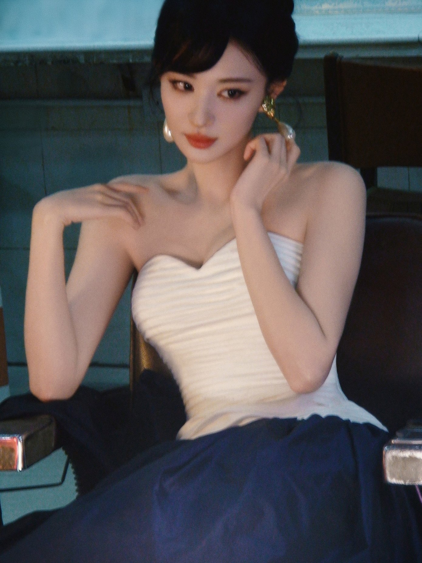 Theo QQ, Vương Sở Nhiên đang là nữ diễn viên trẻ 9X hot bậc nhất tại Trung Quốc. Nhưng trước đó, cô từng có thời gian danh tiếng lao đao vì scandal tình ái và thái độ khó gần. Hồi tháng 7/2023, khi hợp tác trong phim Khói lửa nhân gian của tôi, Vương Sở Nhiên vướng tin hẹn hò và bị bắt gặp vào khách sạn 3 ngày với đàn anh Dương Dương. Là ngôi sao mới nổi, việc sớm vướng vào chuyện tình ái khiến tên tuổi của Vương Sở Nhiên trượt dốc không phanh. Nhiều người khó chịu khi nữ diễn viên không chuyên tâm đóng phim, xây dựng sự nghiệp lại nhanh chóng hẹn hò với đàn anh nổi tiếng. Không ít người cho rằng cô muốn "đi đường tắt" để thăng tiến trong công việc.