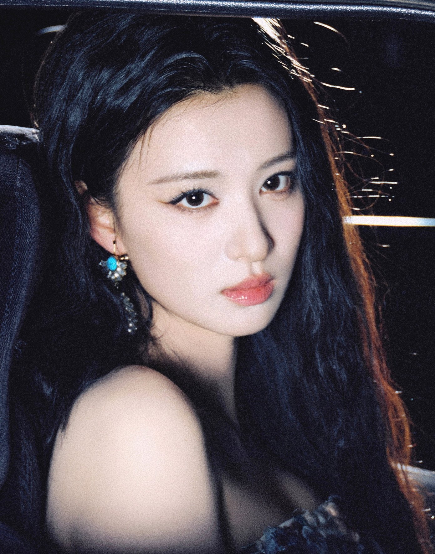 Không những vậy, Vương Sở Nhiên còn bị tổng hợp lại loạt hành động trợn mắt mọi lúc với nhân viên hoặc bạn diễn. Vì vậy, cô bị gán mác giả tạo, kênh kiệu, xấu tính. Thời gian sau đó, Vương Sở Nhiên phải ngừng tham gia các sự kiện thương mại, không xuất hiện trước công chúng mà trốn trong đoàn phim. Thậm chí, mỹ nhân sinh năm 1999 còn được bắt gặp tới một trung tâm trị liệu giấc ngủ để khám bệnh. Theo Sina, những tin tức tiêu cực khiến nữ diễn viên căng thẳng, áp lực, mất ngủ nghiêm trọng.