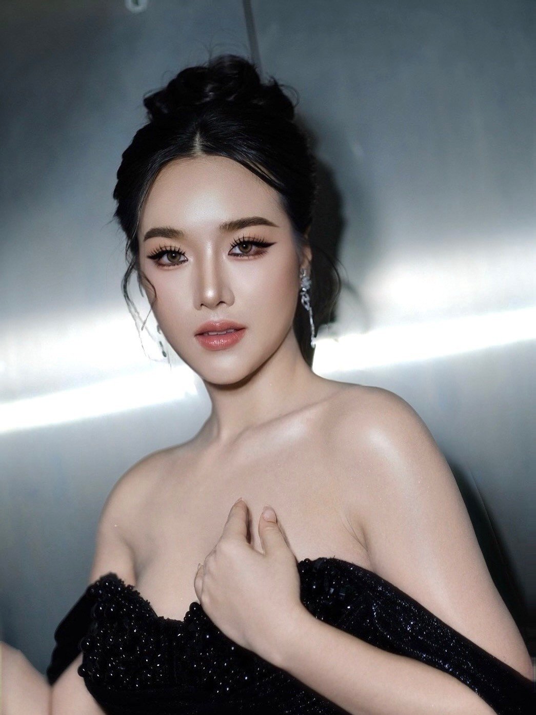 Đến với hành trình Miss Grand Thailand 2026, cô cho biết không chỉ tham gia để chinh phục ước mơ, mà còn muốn kể câu chuyện của chính mình, để ba mẹ tự hào, đặc biệt là mẹ cô, một người con nghị lực đến từ Quảng Bình, Việt Nam đã sang Thái lập nghiệp từ khi còn là cô bé 16 tuổi. "Mẹ đã sinh ra và nuôi nấng tôi bằng tất cả yêu thương và nghị lực", cô nói.