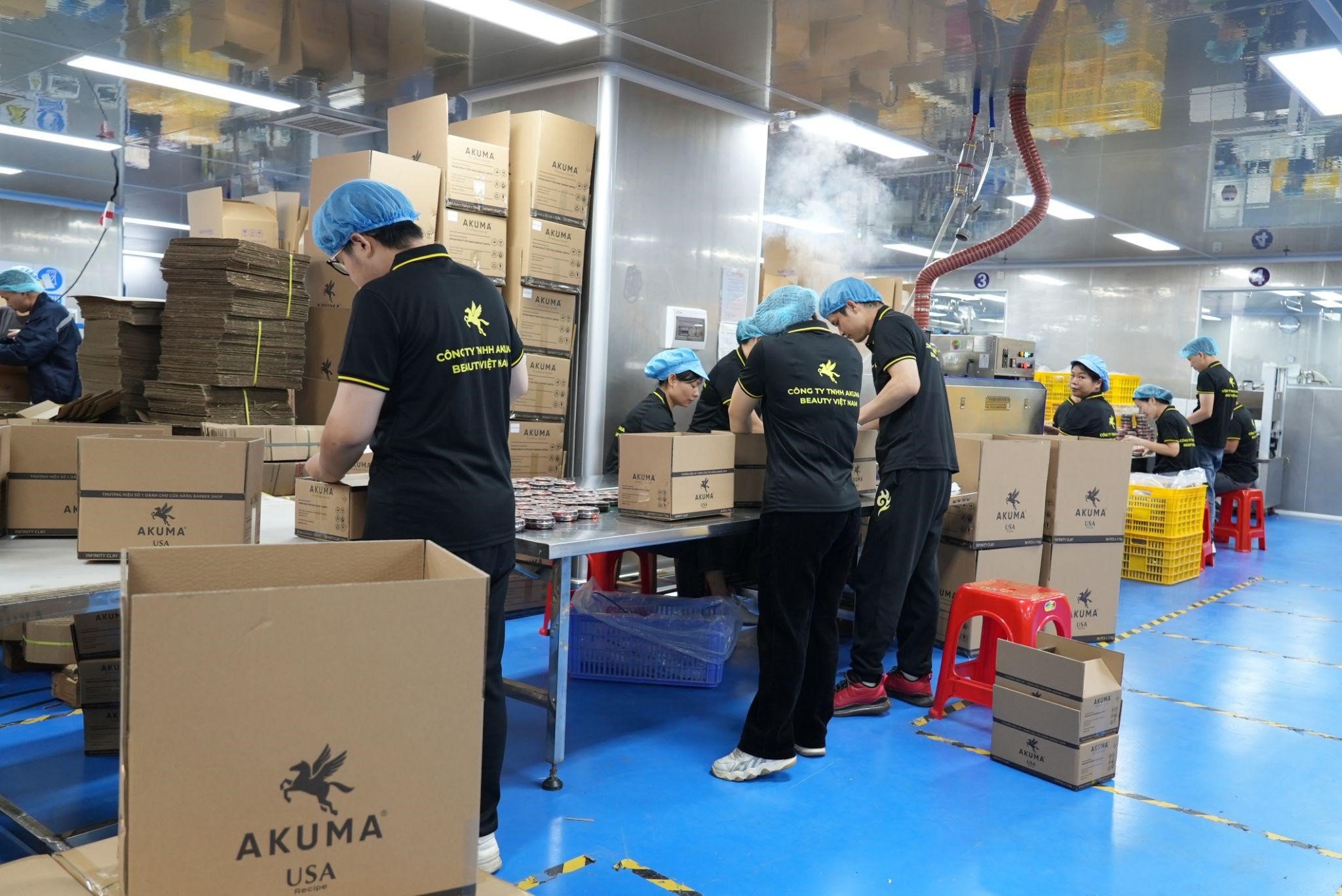 Nhân viên làm việc trong nhà máy của AKUMA