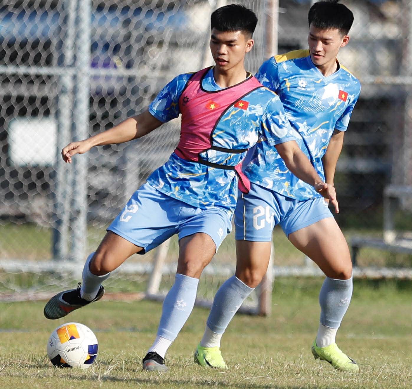 Lê Phát cùng các đàn anh đang chuẩn bị cho trận đấu với U22 Việt Nam