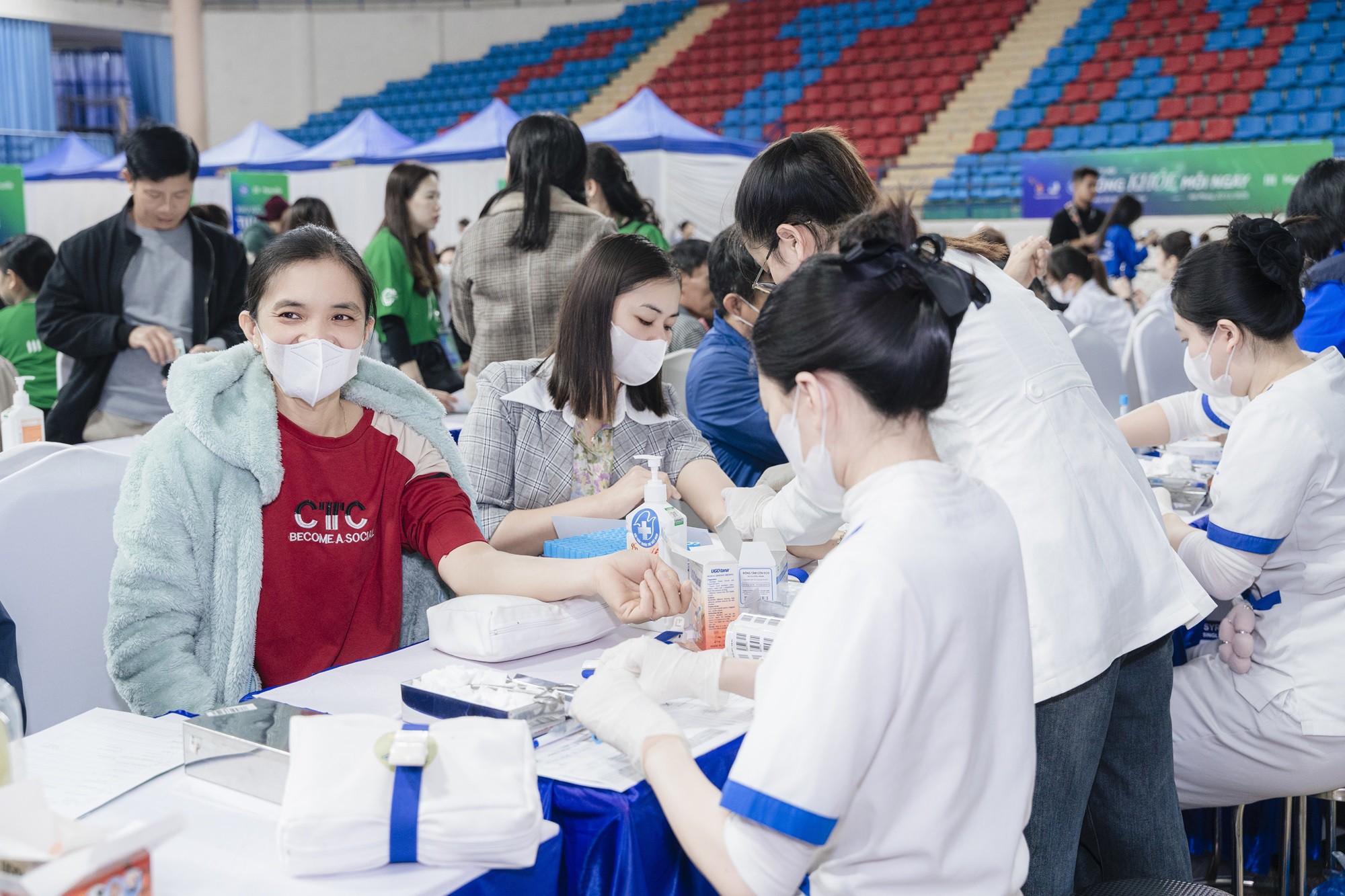 Nhiều bạn trẻ tham gia khám sức khỏe tại sự kiện “Sống Khỏe Mỗi Ngày 2025”.