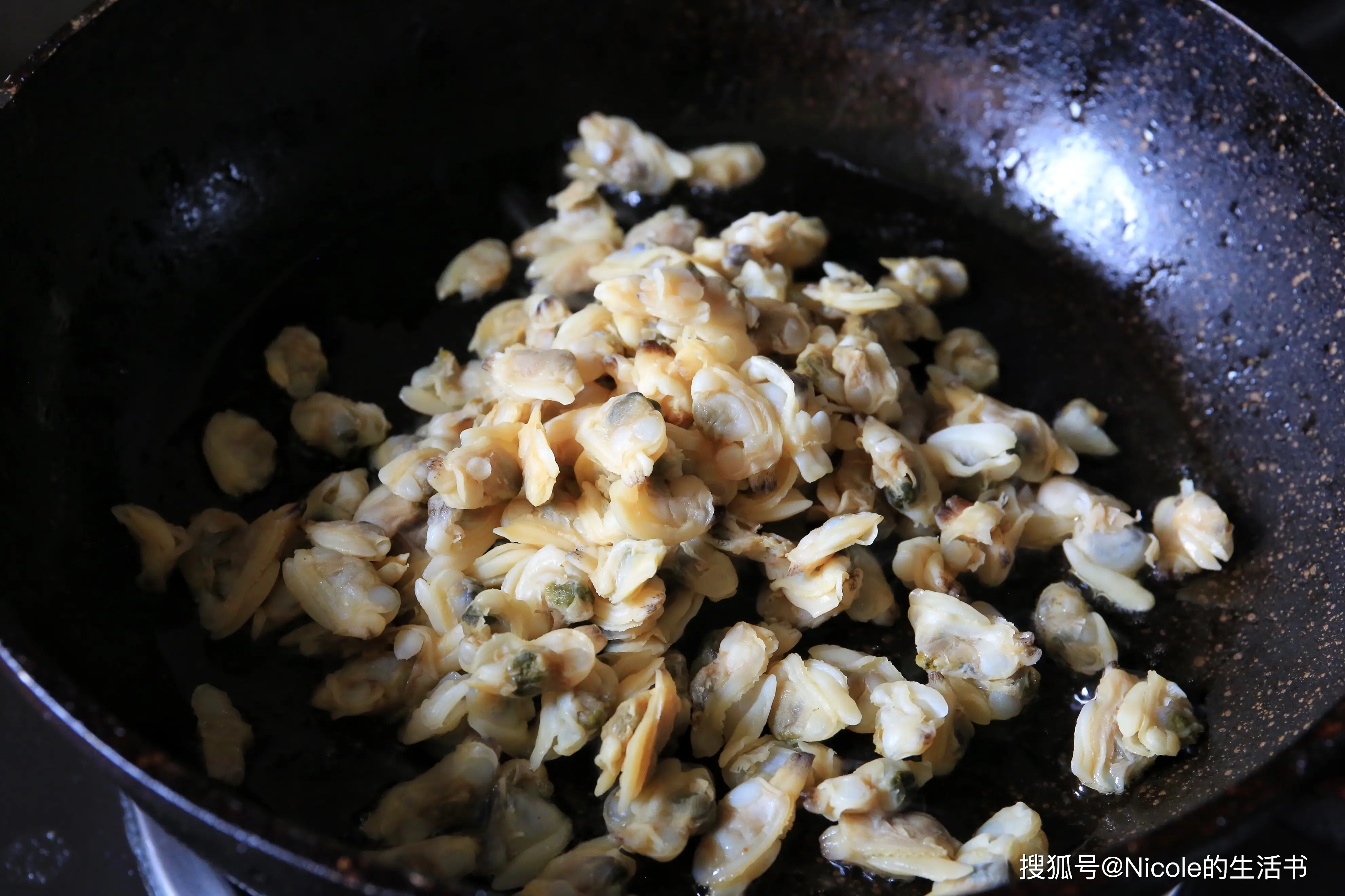 Làm nóng chảo với chút dầu, cho thịt nghêu vào đảo nhanh cho săn.