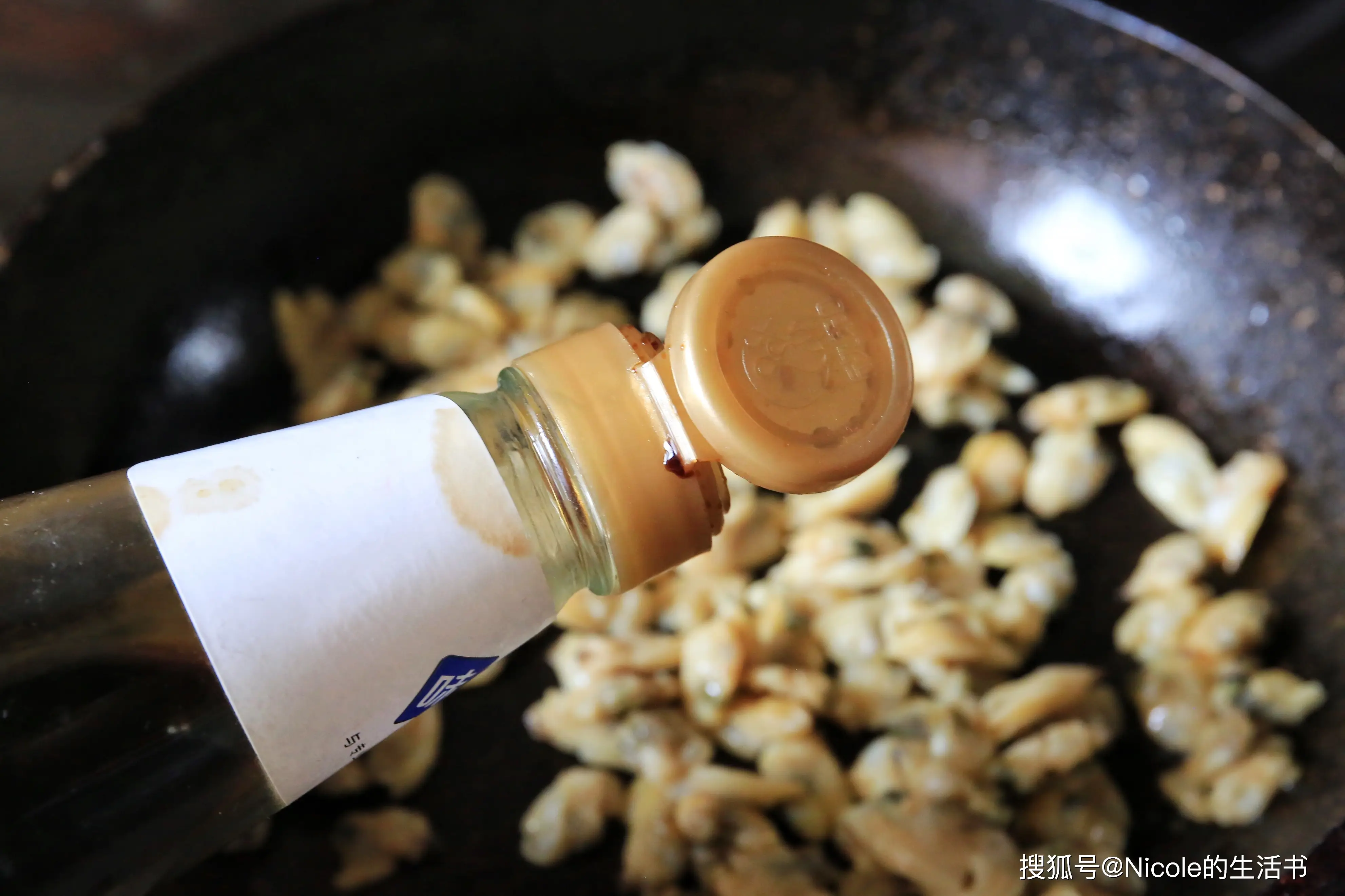 Thêm nước tương cho thơm. Rưới dầu hào, đảo đều cho thấm gia vị.