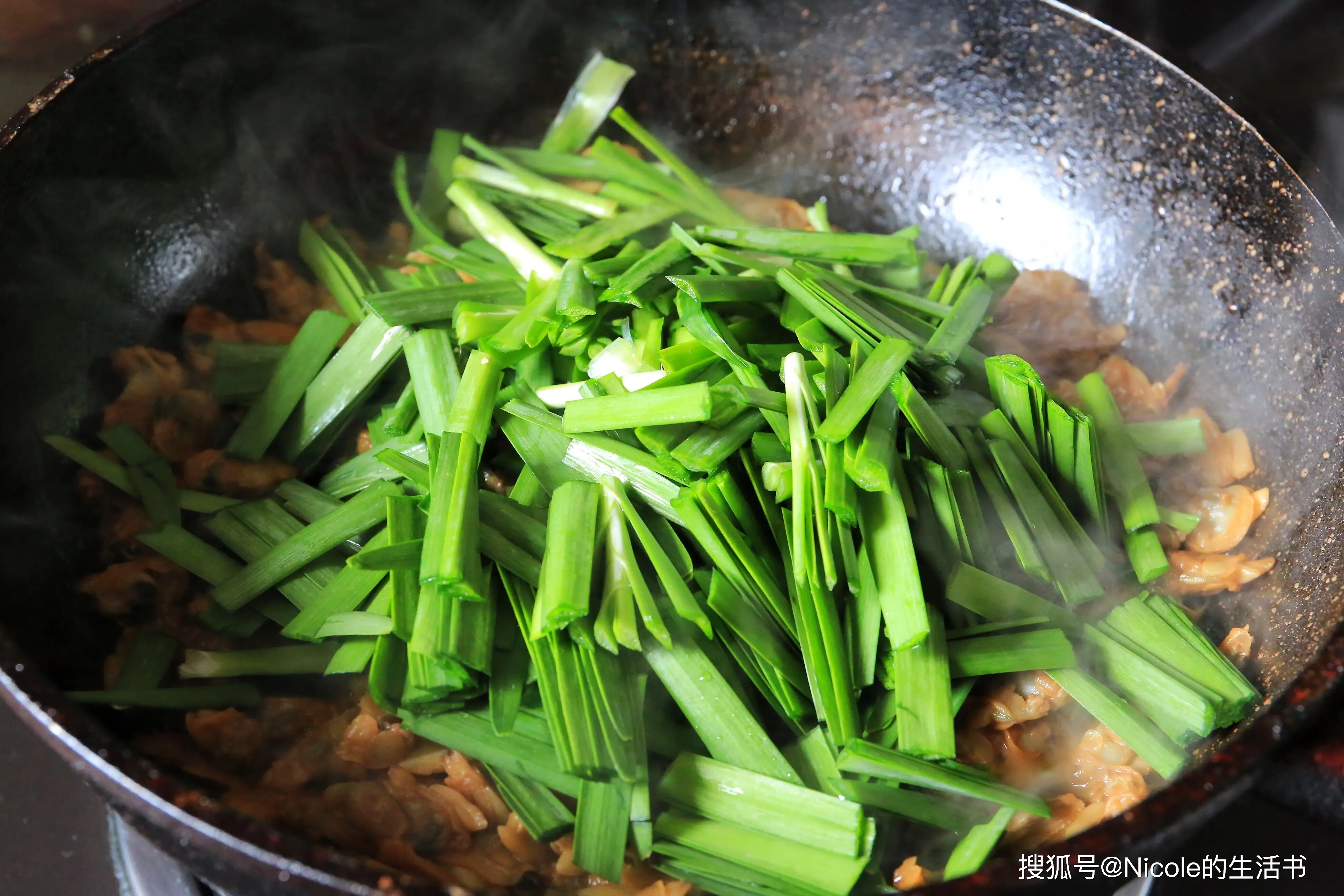 Cho hẹ cắt khúc vào, đảo thật nhanh tay để giữ độ giòn xanh.