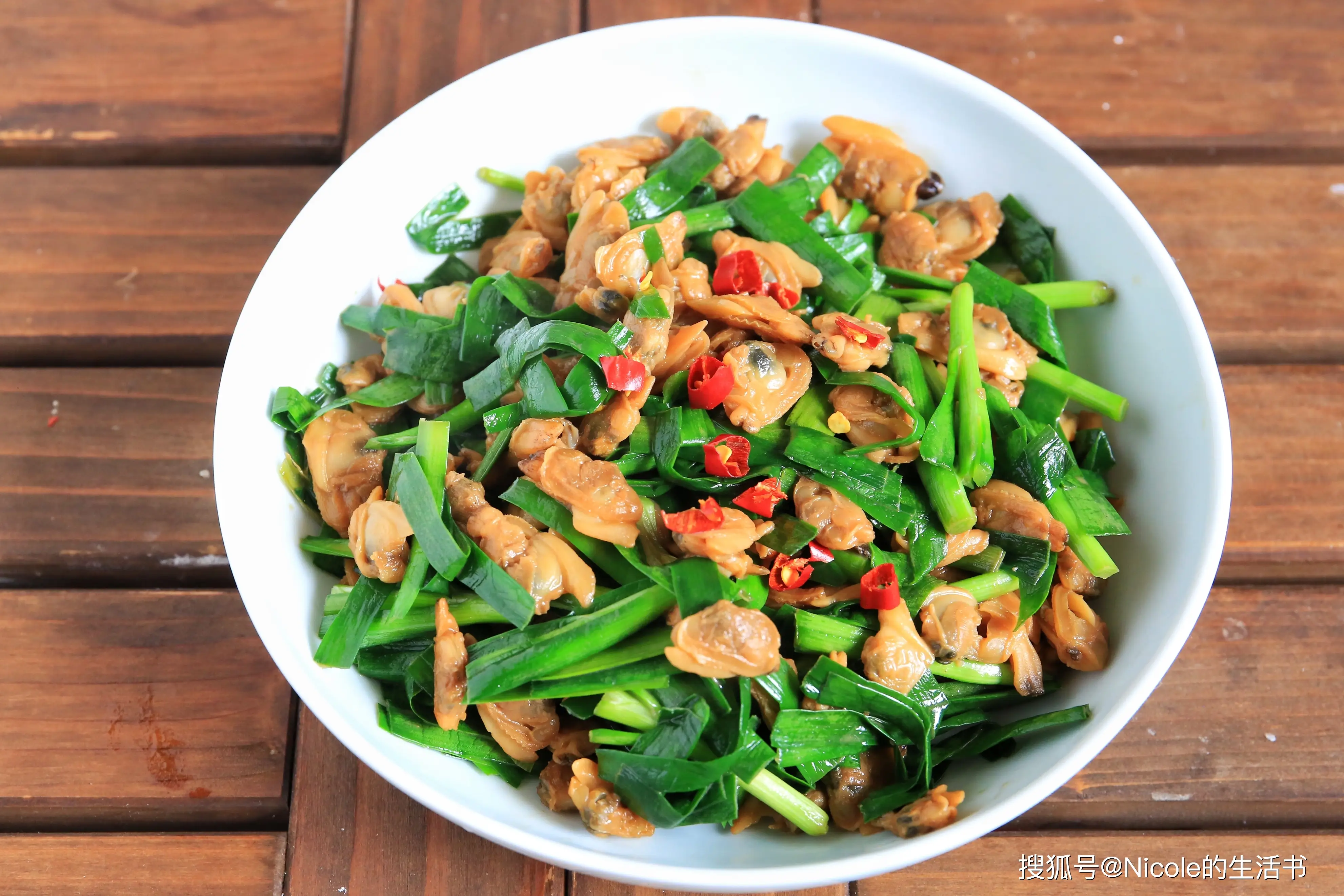  Tắt bếp, rắc ít ớt khô lên là xong ngay một món xào nóng hổi.