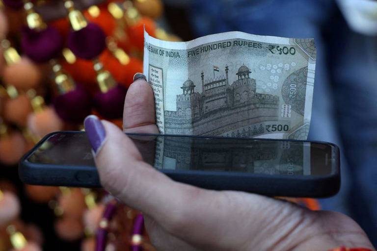 Rupee lao dốc không ngừng: Ai đang đẩy đồng tiền Ấn Độ vào vùng nguy hiểm? - 1