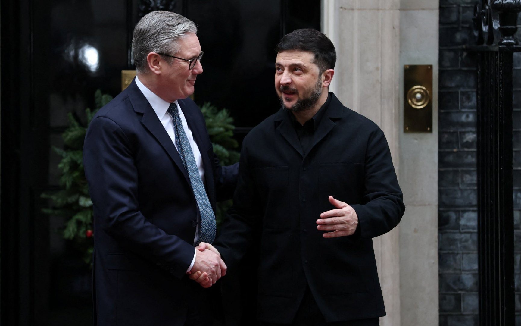 Ông Zelensky bắt tay Thủ tướng Anh Keir Starmer ngày 8/12. Ảnh: Reuters