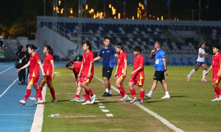 11: Kết quả đưa tuyển nữ Việt Nam vào tình thế khó khăn khi bắt buộc thắng tuyển Myanmar khá mạnh ở lượt trận cuối nếu không muốn bị loại