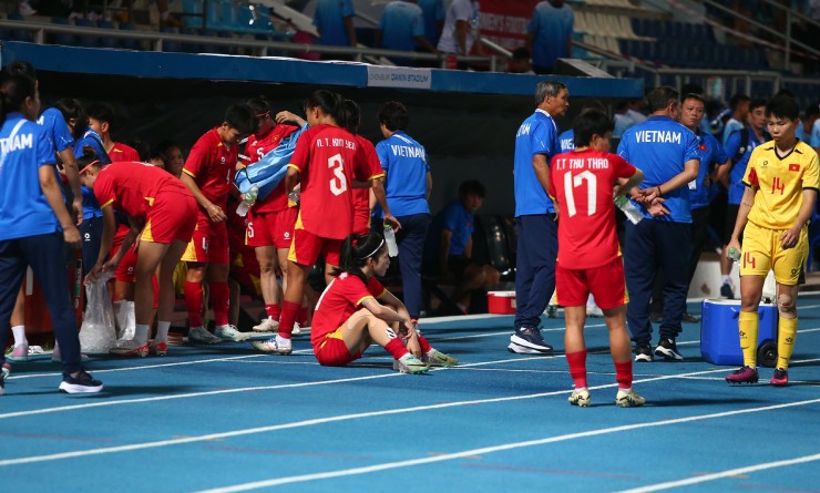 12, 13, 14: Nỗi buồn của các cô gái Việt Nam sau trận đấu
